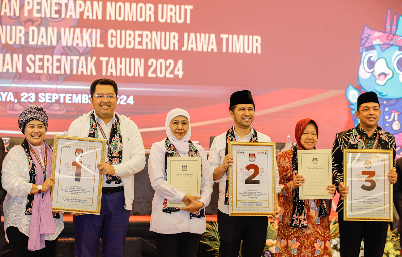 Dari kiri, Luluk Nur Hamidah-Lukmanul Hakim, Khofifah Indar Parawansa-Emil Elistianto Dardak, dan Tri Rismaharini-Zahrul-Azhar Asumta menunjukkan nomor urut masing-masing. (DIPTA WAHYU/JAWA POS) - Image