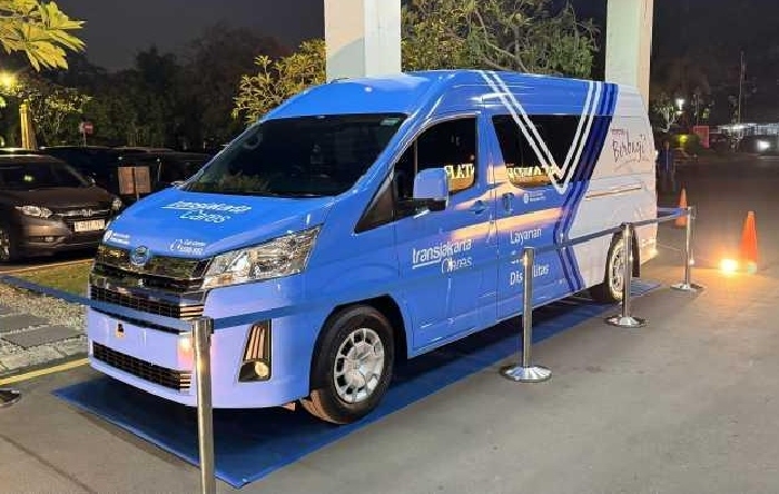 HiAce Premio donasi dari Toyota untuk armada Transjakarta Cares. - Image