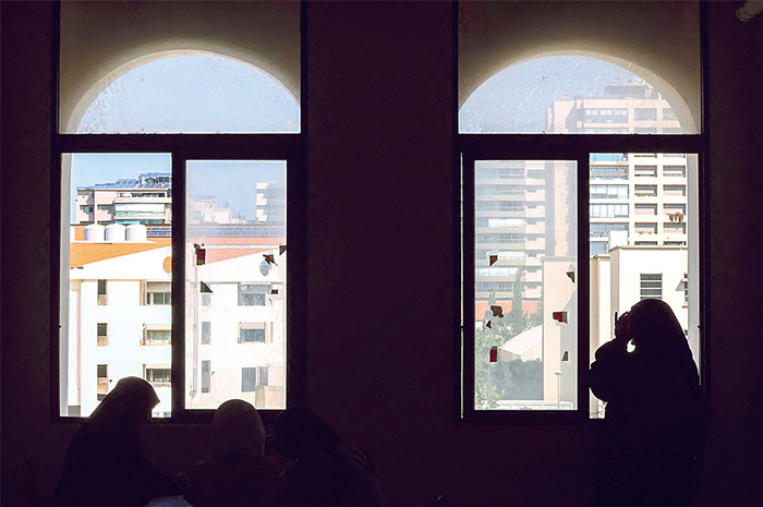 CARI PERLINDUNGAN: Warga mengungsi ke sekolah yang menjadi tempat penampungan sementara di Beirut (24/9). (ANWAR AMRO/AFP) - Image