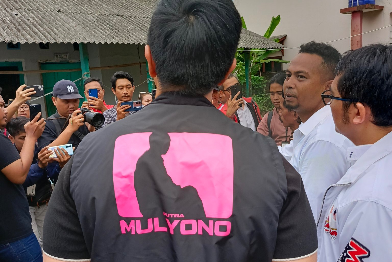 Ketua Umum Partai Solidaritas Indonesia (PSI) Kaesang Pangarep kenakan rompi bertuliskan - Image