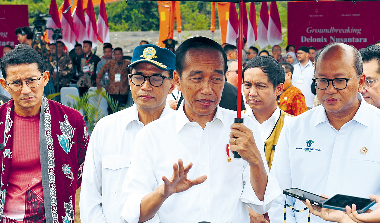 INVESTASI: Presiden Jokowi dan jajaran usai groundbreaking komersial Delonix Nusantara IKN, Rabu (259). (SETPRES) - Image