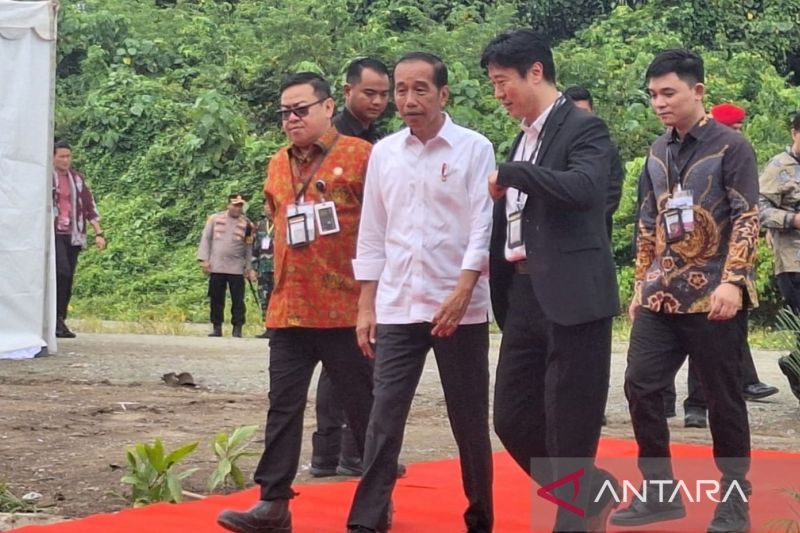 Presiden Joko Widodo (Jokowi) saat prosesi peletakan batu pertama proyek (groundbreaking) di IKN. (ANTARA) - Image
