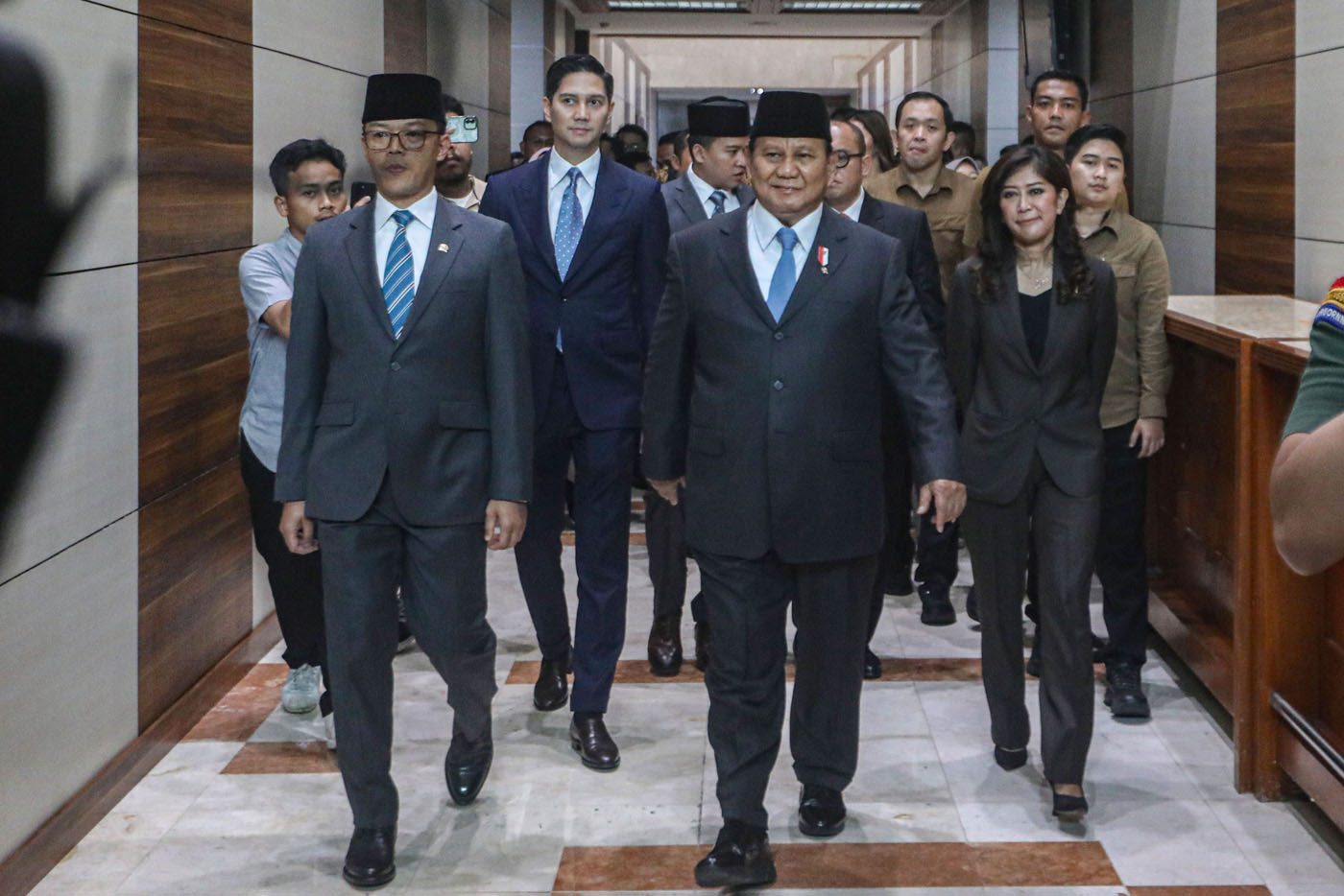 Menteri Pertahanan sekaligus presiden terpilih RI Prabowo Subianto (tengah) didampingi Ketua Komisi I DPR RI Meutya Hafid (kanan) dan wakil ketua komisi I DPR RI Sugiono (kiri) bersiap mengikuti raker dengan Komisi I DPR RI, di Kompleks Parlemen, Senayan, - Image