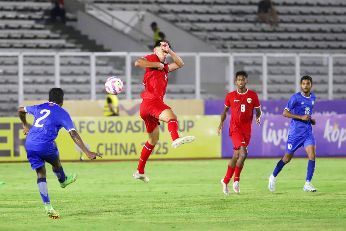 Jens Raven berduel dengan pemain Maladewa U-20, Ahmed Nawaf Fauzy, pada laga Kualifikasi Piala Asia U-20 2025 di Stadion Madya Gelora Bung Karno, Rabu (25/9). (Dery Ridwansah/ JawaPos.com) - Image