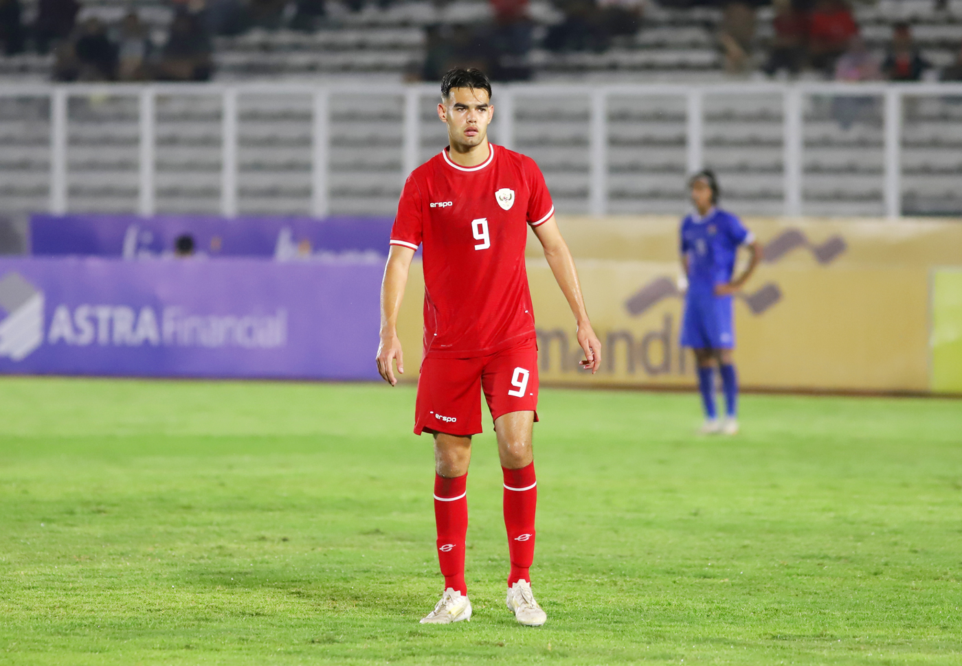 Pesepak bola Timnas Indonesia U-20 Jens Revan pada laga Kualifikasi Piala Asia U-20 2025 Grup F di Stadion Madya Gelora Bung Karno, Jakarta, Rabu (25/9/2024). (Dery Ridwansah/ JawaPos.com) - Image