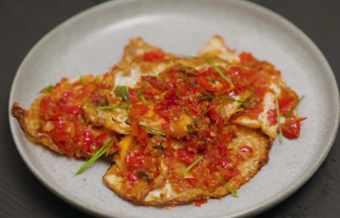 Resep Telur Ceplok Balado yang Praktis./Tangkap Layar YouTube Willgoz Kitchen - Image