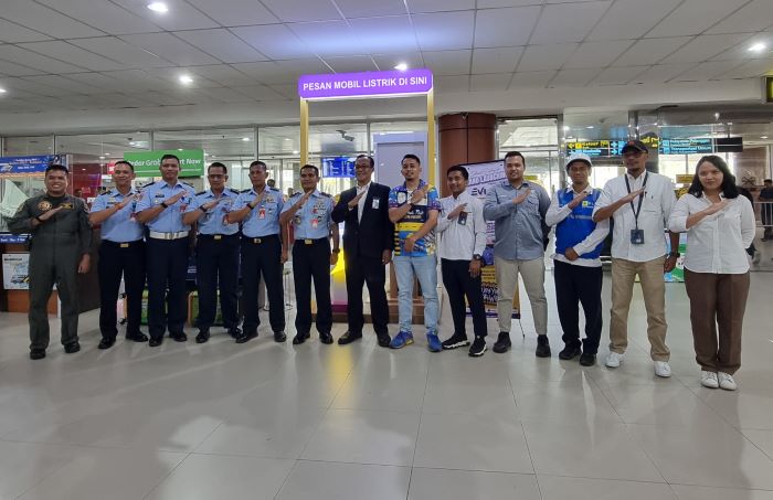 Gandeng Puskopau Lanud Roesmin Nurjadin, layanan taksi online mobil listrik Evista resmi beroperasi di Bandara Sultan Syarif Kasim II, Pekanbaru. (Istimewa) - Image