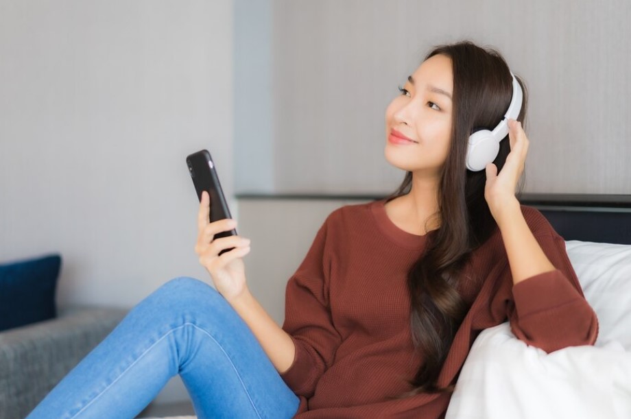 Seseorang yang sedang mendengarkan podcast./Freepik - Image