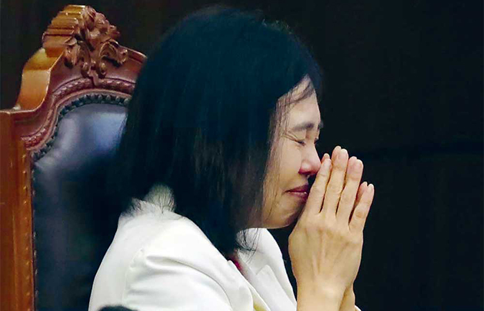 KANGEN ANAK: Angelia Susanto dalam sidang di MK, Jakarta, kemarin. (FEDRIK TARIGAN/JAWA POS) - Image
