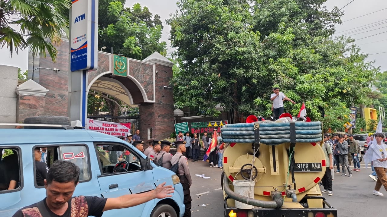 Unjuk rasa mahasiswa di depan Gedung Kejagung, Jakarta Selatan yang membawa mobil tinja. (IST) - Image