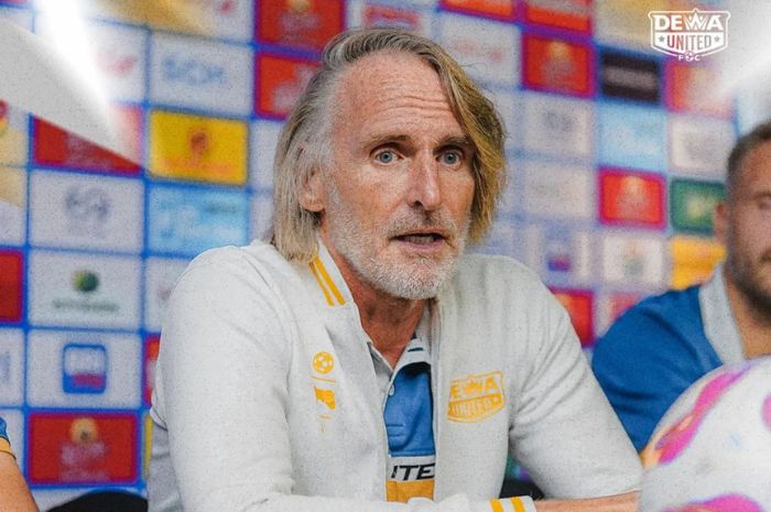 Jan Olde Riekerink sudah siapkan strategi khusus untuk menjinakkan Persebaya Surabaya di pekan ketujuh Liga 1 Indonesia 2024/2025. (Instagram/@dewaunitedfc) - Image