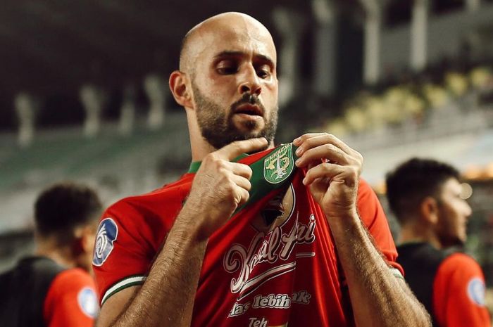 Jersey merah Persebaya Surabaya punya rekor unik dengan koleksi 9 poin dan menemani 3 kali kemenangan Green Force. (Instagram/@persebayastore) - Image