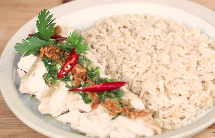 Resep Nasi Ayam Hainan yang Enak dan Mudah Dibuat di Rumah. (YouTube Devina Hermawan) - Image
