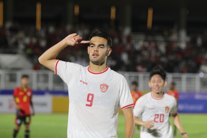 Jens Raven melakukan selebrasi usai membobol gawang Timor Leste U-20. Garuda Muda pun menang 3-1 di Kualifikasi Piala Asia U-20 2025 di Stadion Madya, Jumat (27/9) malam. (Dery Ridwansah/ JawaPos.com) - Image