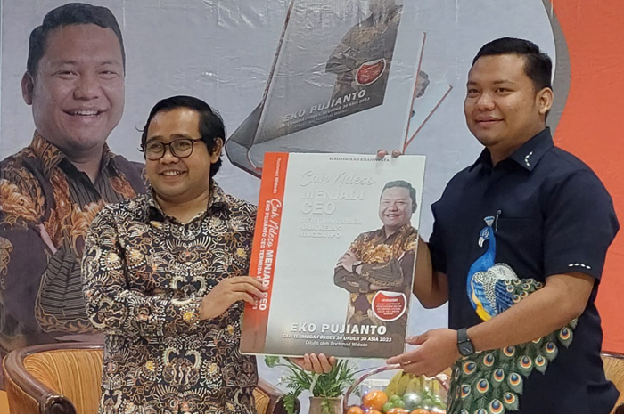 Eko Pujianto (kanan) saat meluncurkan buku Cah Ndeso Menjadi CEO: Membawa UMKM Naik Kelas Hingga IPO. (Ilham Wancoko/Jawa Pos) - Image