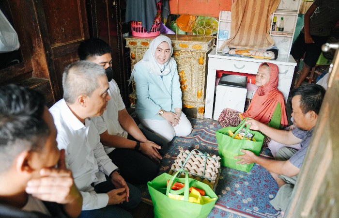 Kaesang Pangarep bertemu Rujani dan istri di Loktabat Selatan, Banjarbaru, Kalsel, pada Kamis (26/9). (Humas PSI) - Image