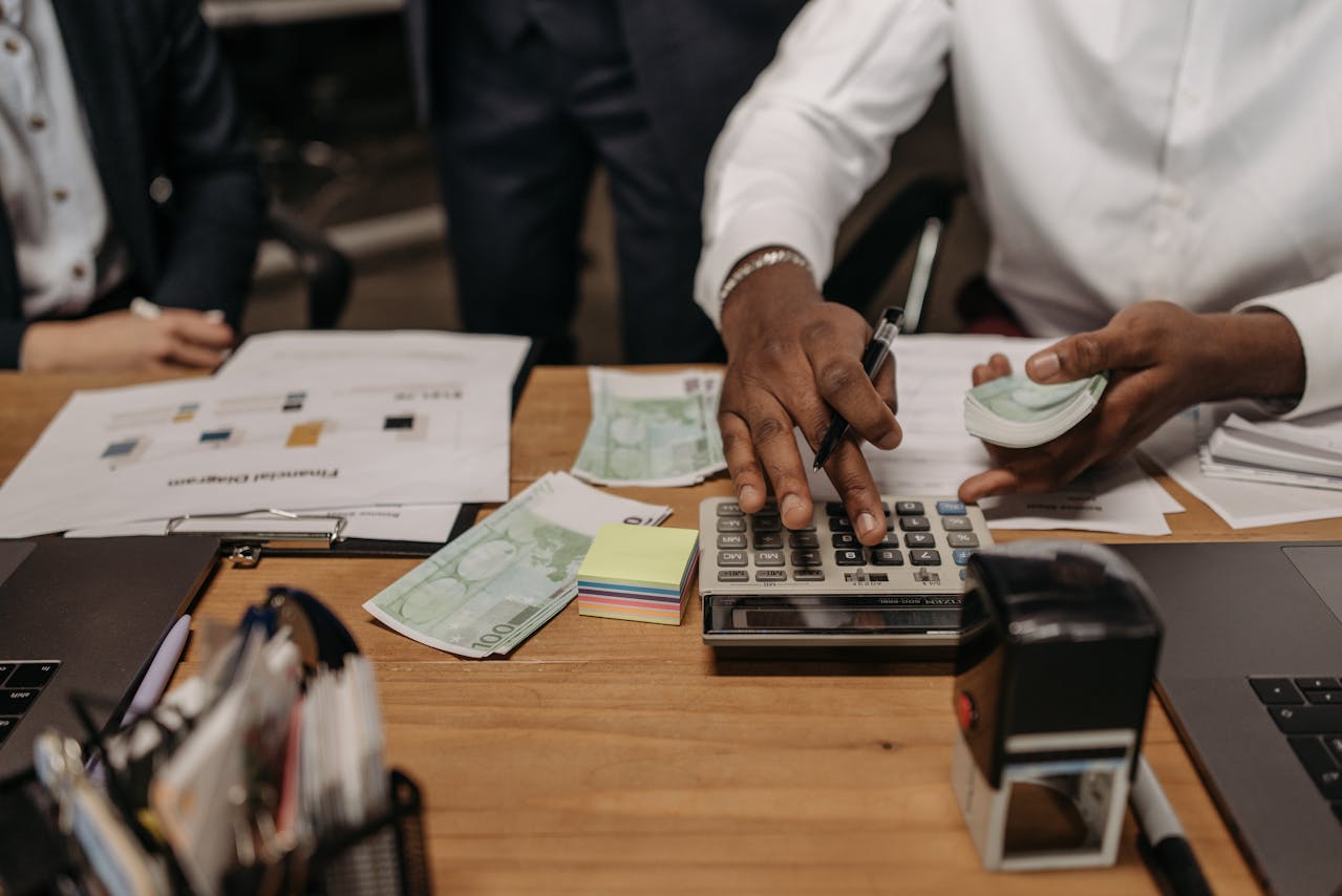 Weton yang meski sering diremehkan tapi mereka akan dihujani rezeki tak terduga dan kaya raya menurut Primbon Jawa. (Pexels/ Pavel Danilyuk) - Image