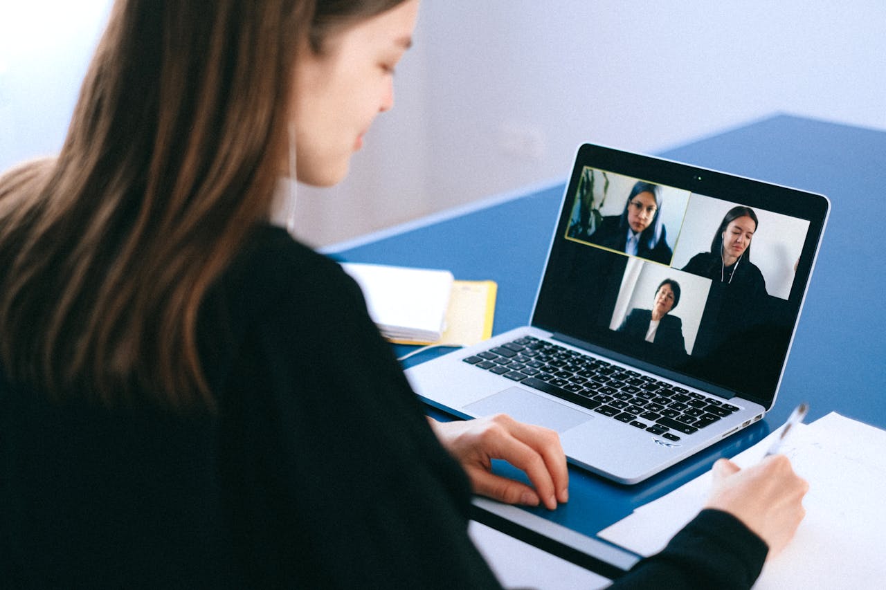 Kebiasaan setiap zodiak saat zoom./pexels.com - Image