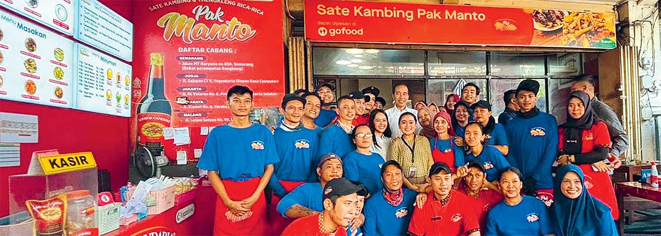 KULNER SOLO: Presiden Joko Widodo berfoto bersama pengelola dan karyawan Warung Sate Kambing Pak Manto saat mampir makan siang di sela kegiatan kepresidenan pada Kamis (19/9) lalu. - Image
