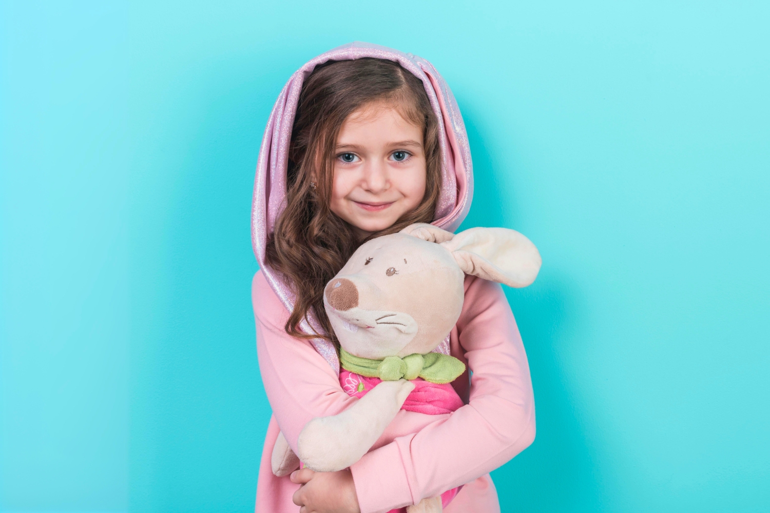 Ilustrasi boneka yang terawat dengan baik membuat anak senang dan aman bermain dengan bonekanya (Freepik) - Image