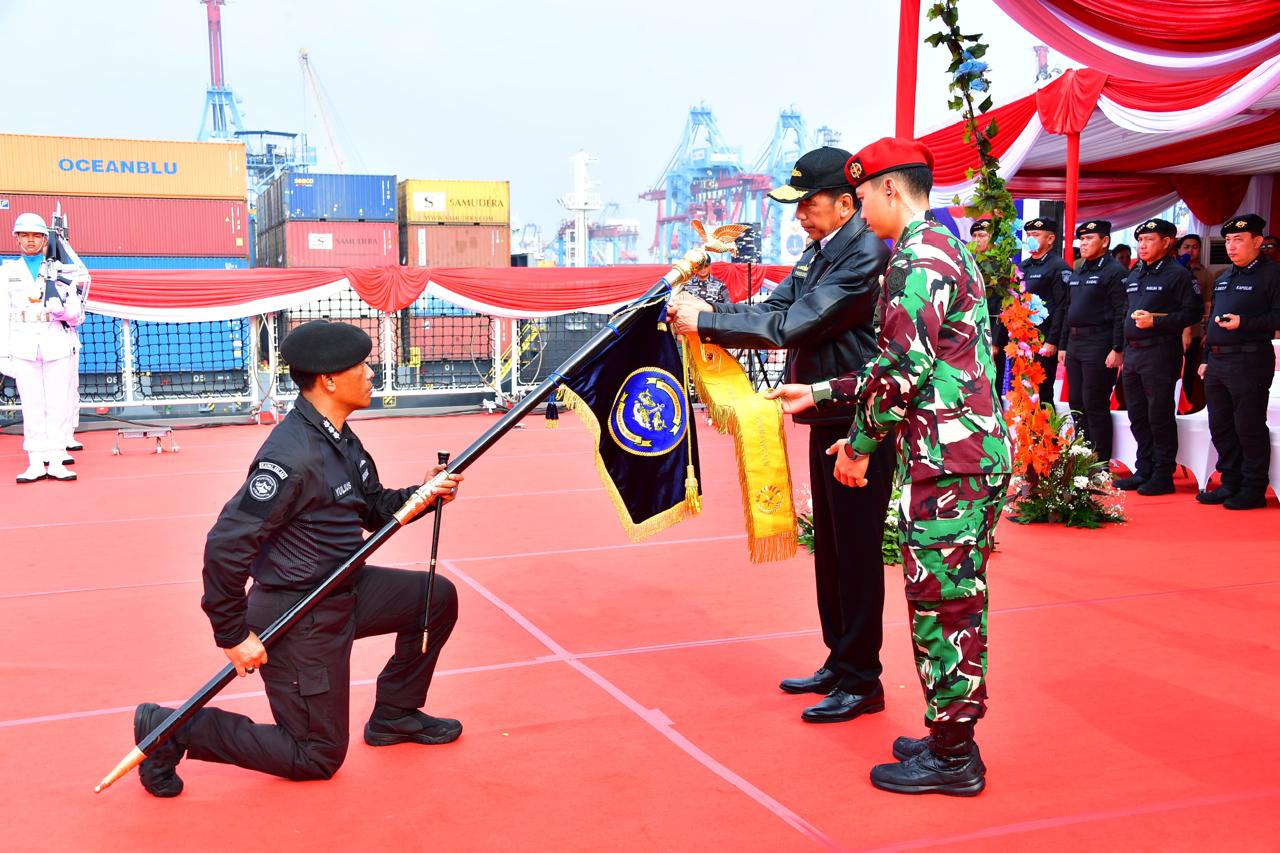 TNI AL menunjukkan kemampuan armada tempur mereka kepada Presiden Jokowi di Perairan Teluk Jakarta pada Sabtu (28/9). (Sahrul Yunizar/ JawaPos.com) - Image