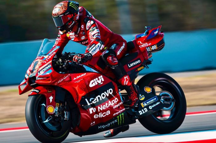 Francesco Bagnaia menang Sprint Race MotoGP Mandalika 2024, perpendek jarak poin dengan Jorge Martin. (Instagram/@pecco63) - Image