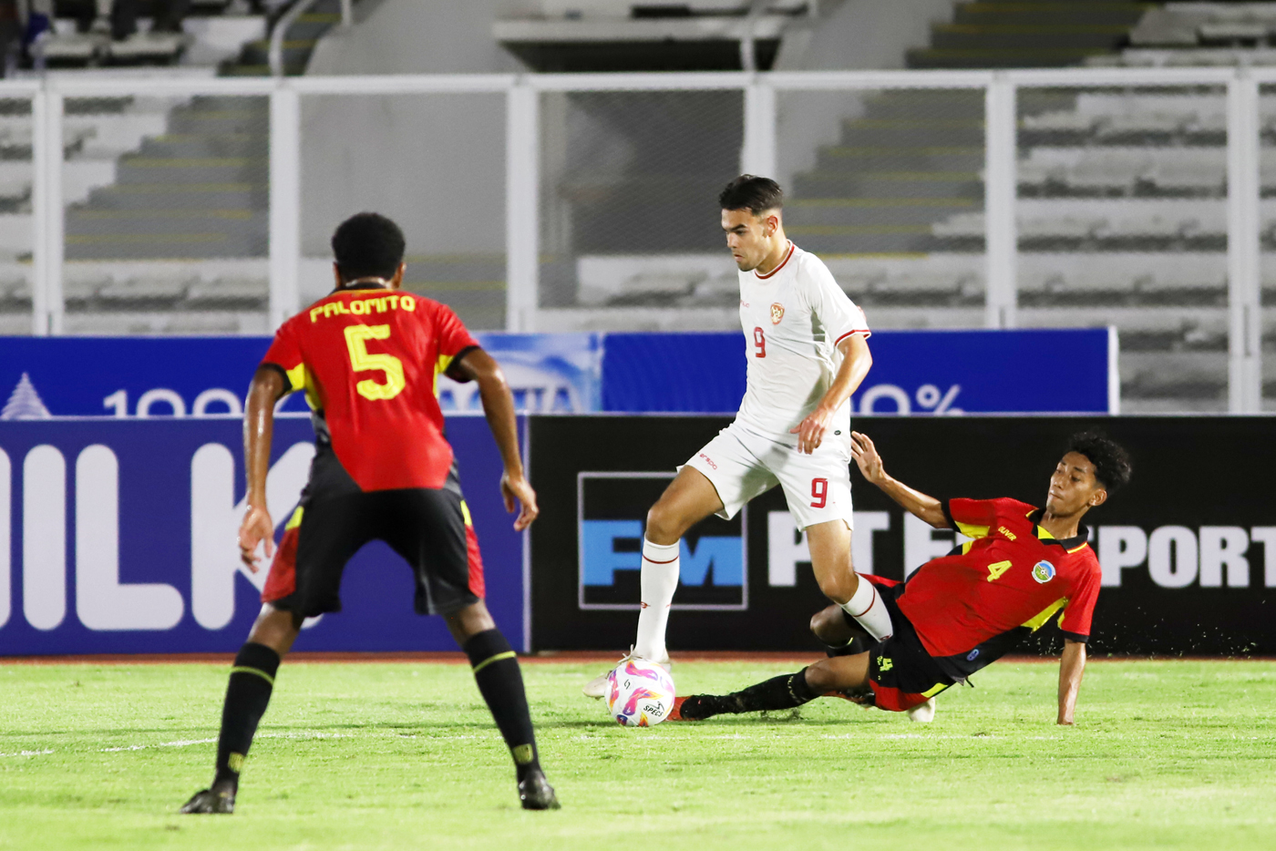 Pesepak bola Timnas Indonesia U-20 Jens Raven pada pertandingan melawan Timnas Timor Leste U-20 pada Kualifikasi Piala Asia U-20 2025 di Stadion Madya Gelora Bung Karno, Jakarta, Jumat (27/9/2024). (Dery Ridwansah/ JawaPos.com) - Image