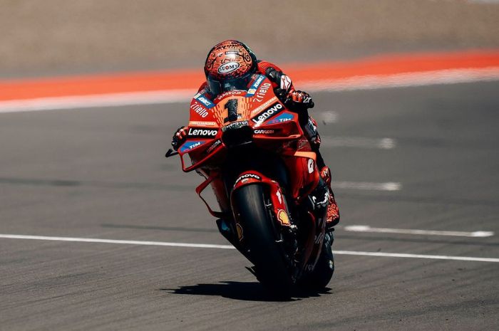 Francesco Bagnaia terus menempel ketat Jorge Martin di klasemen MotoGP 2024. Bagnaia kini berada di posisi kedua klasemen. (Instagram/@pecco63) - Image