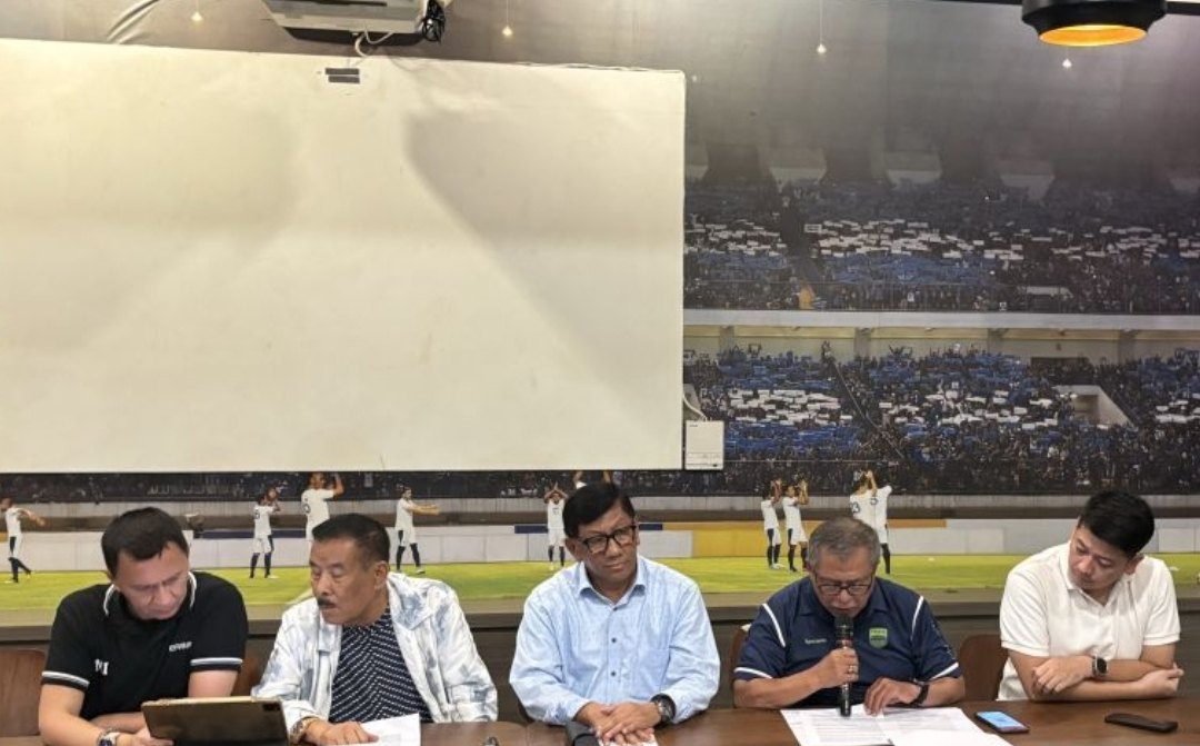 Vice President Operational PT Persib Bandung Bermartabat Andang Ruhiat (dua dari kanan) memberikan keterangan pers kepada media di Graha Persib Bandung, Jumat (27/9/2024). ANTARA/Rubby Jovan - Image