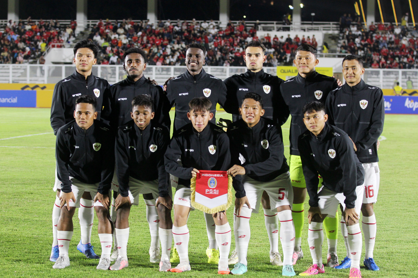Timnas Indonesia U-20 saat pertandingan melawan Timnas Timor Leste U-20 pada Kualifikasi Piala Asia U-20 2025 di Stadion Madya Gelora Bung Karno, Jakarta, Jumat (27/9/2024). (Dery Ridwansah/ JawaPos.com) - Image