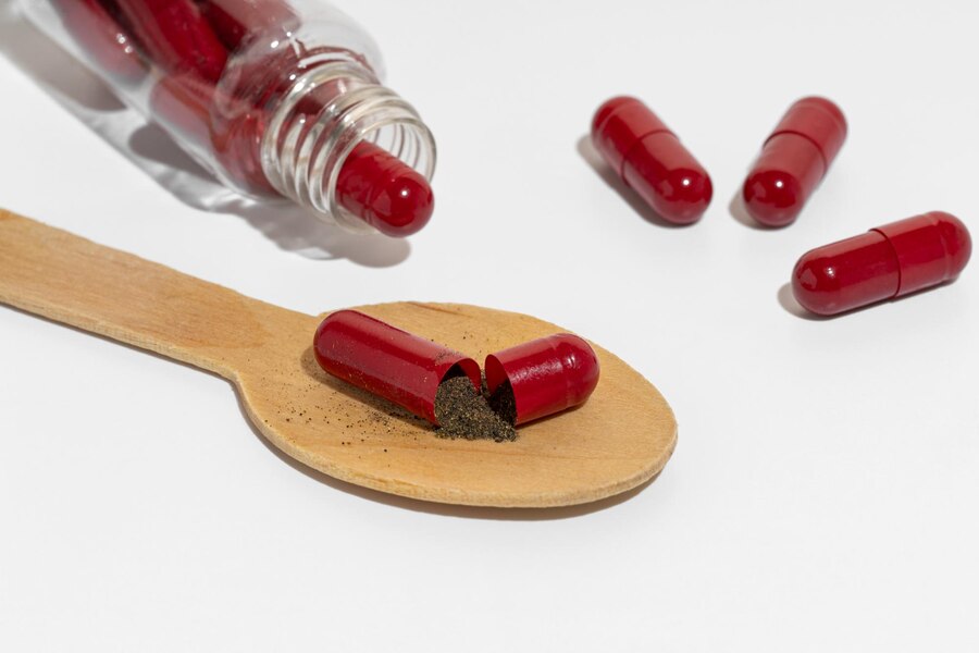 Ilustrasi suplemen astaxanthin yang dipercaya efektif untuk atasi masalah kulit berjerawat. (Freepik/chetverinka) - Image