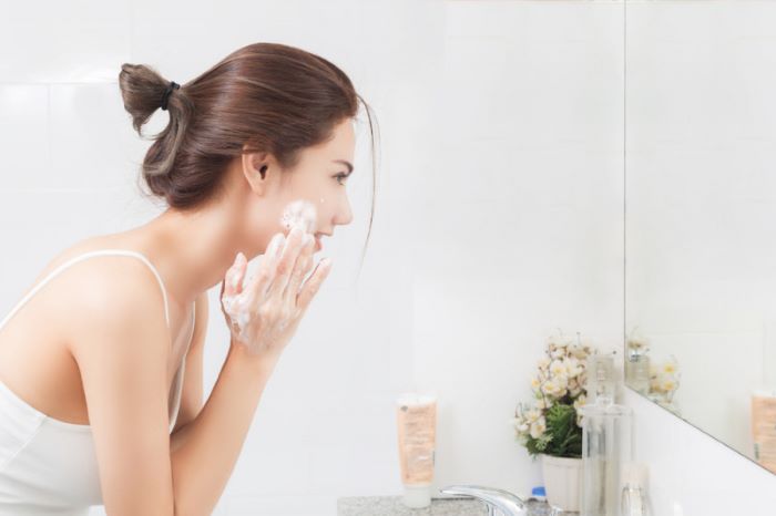 Ilustrasi penggunaan produk perawatan wajah. (Shutterstock/Antara) - Image