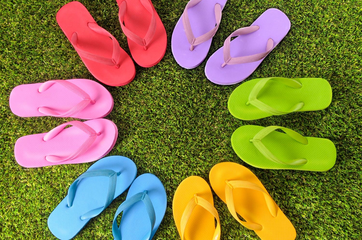 Ilustrasi alas kaki dengan ragam warna. (Freepik) - Image