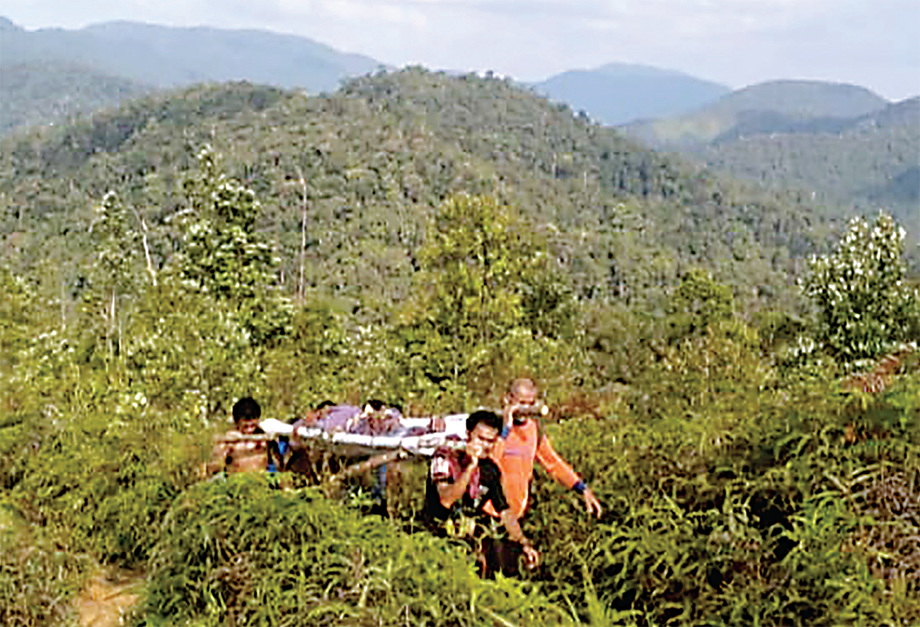 BELUM TUNTAS: Tim SAR menempuh perjalanan enam jam berjalan kaki untuk mengevakuasi korban tambang di Nagari Sungai Abu, Kabupaten Solok, Sumbar. (BPBD KABUPATEN SOLOK) - Image