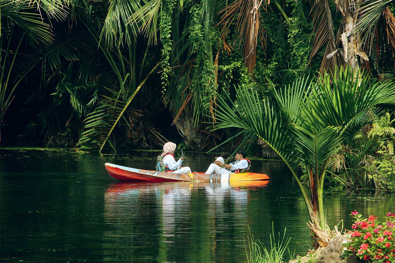 RIMBUN: Kasasan Susuran Ecopark yang tergolong alami. Hamparan pohon sagu membuat destinasi ini terlihat sangat hijau. (JAWA POS RADAR TUBAN) - Image