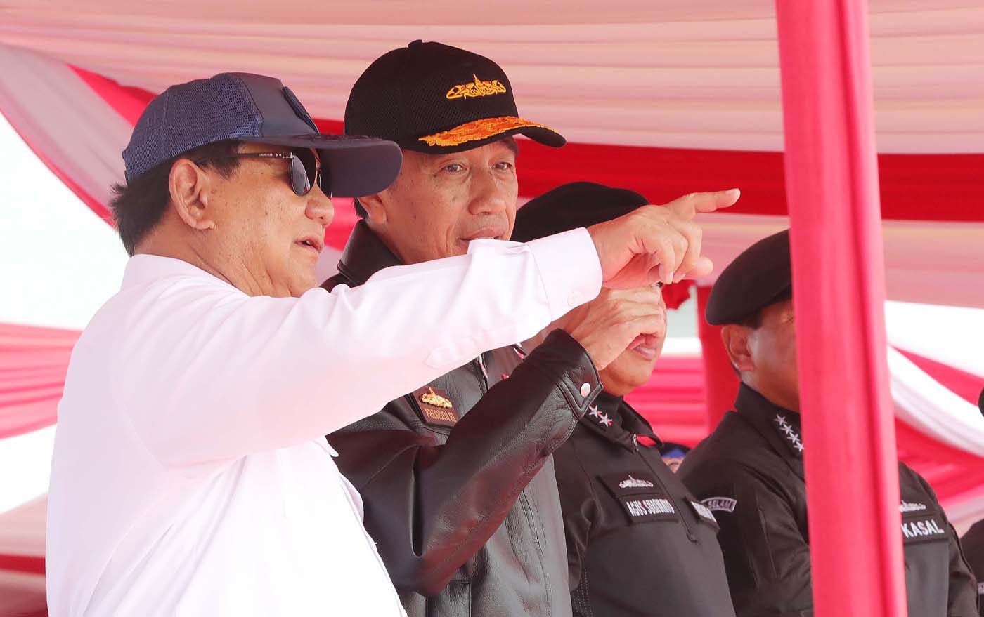 Presiden RI Joko Widodo berbincang dengan Menteri Pertahanan Prabowo Subianto saat menyaksikan sailing pass kapal perang TNI AL dan parade alutsista usai penyematan Brevet Hiu Kencana di KRI dr. Radjiman Wedyodiningrat (RJW-992), Perairan Teluk Jakarta, S - Image