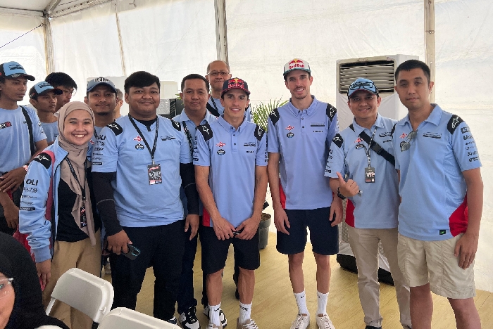 Konsumen dan bengkel rekanan Federal Oil foto bareng Alex Marquez dan Marc Marquez di Sirkuit Mandalika 2024. - Image