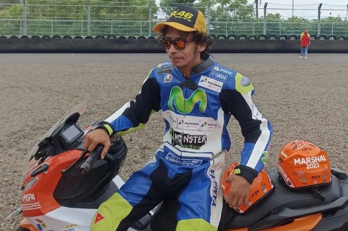 Potret Zakki Haiqal alias Valentino Rossi KW hadir di MotoGP Mandalika 2024. (Instagram/@zakkirossi46) - Image