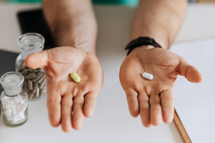 Ilustrasi tips mengonsumsi obat herbal bersama obat Kimia.. (Pexels/Karolina Kaboompics) - Image