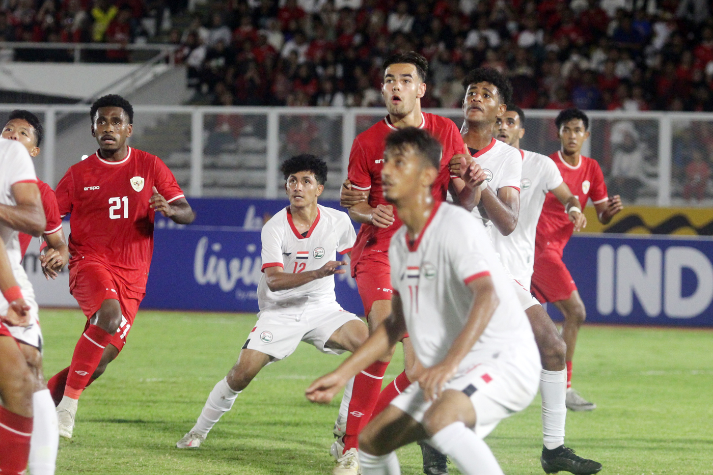 Pesepak bola Timnas Indonesia U-20 Jens Raven mencoba berebut bola dengan para pemain Timnas Yaman U20 pada Kualifikasi Piala Asia U-20 2025 Grup F di Stadion Madya Gelora Bung Karno, Jakarta, Minggu (29/9/2024). (Dery Ridwansah/ JawaPos.com) - Image
