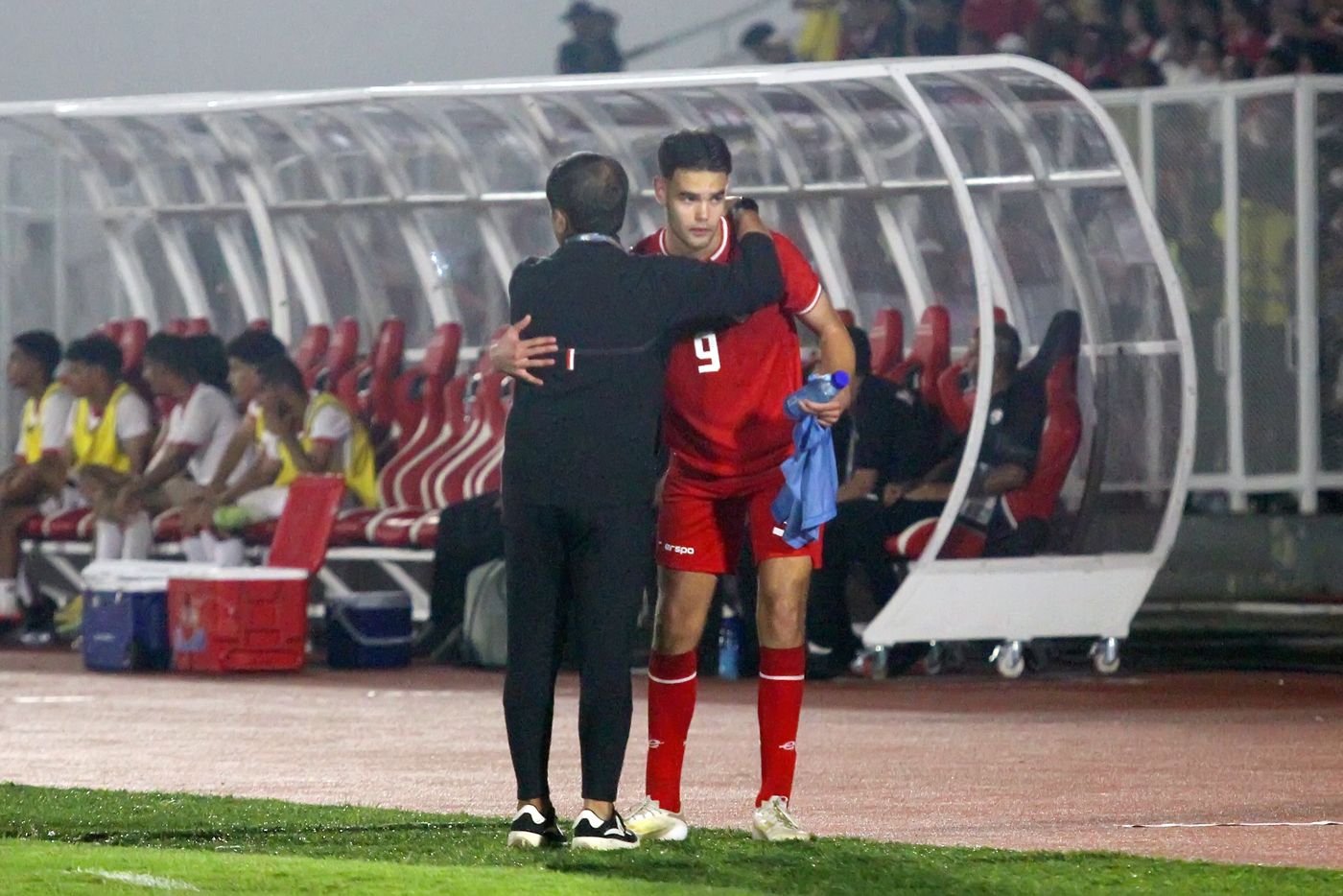 Pelatih Timnas Indonesia U-20 indra sjafri memeluk Jens Raven usai membobol gawang Timnas Yaman U20 pada Kualifikasi Piala Asia U-20 2025 Grup F di Stadion Madya Gelora Bung Karno, Jakarta, Minggu (29/9/2024). (Dery Ridwansah/ JawaPos.com) - Image