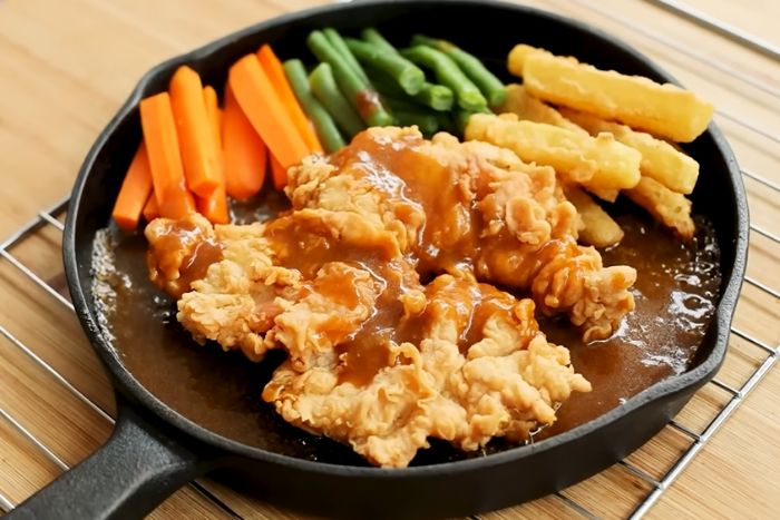 Tampilan resep bistik ayam krispi./Tangkap Layar Youtube Devina Hermawan - Image