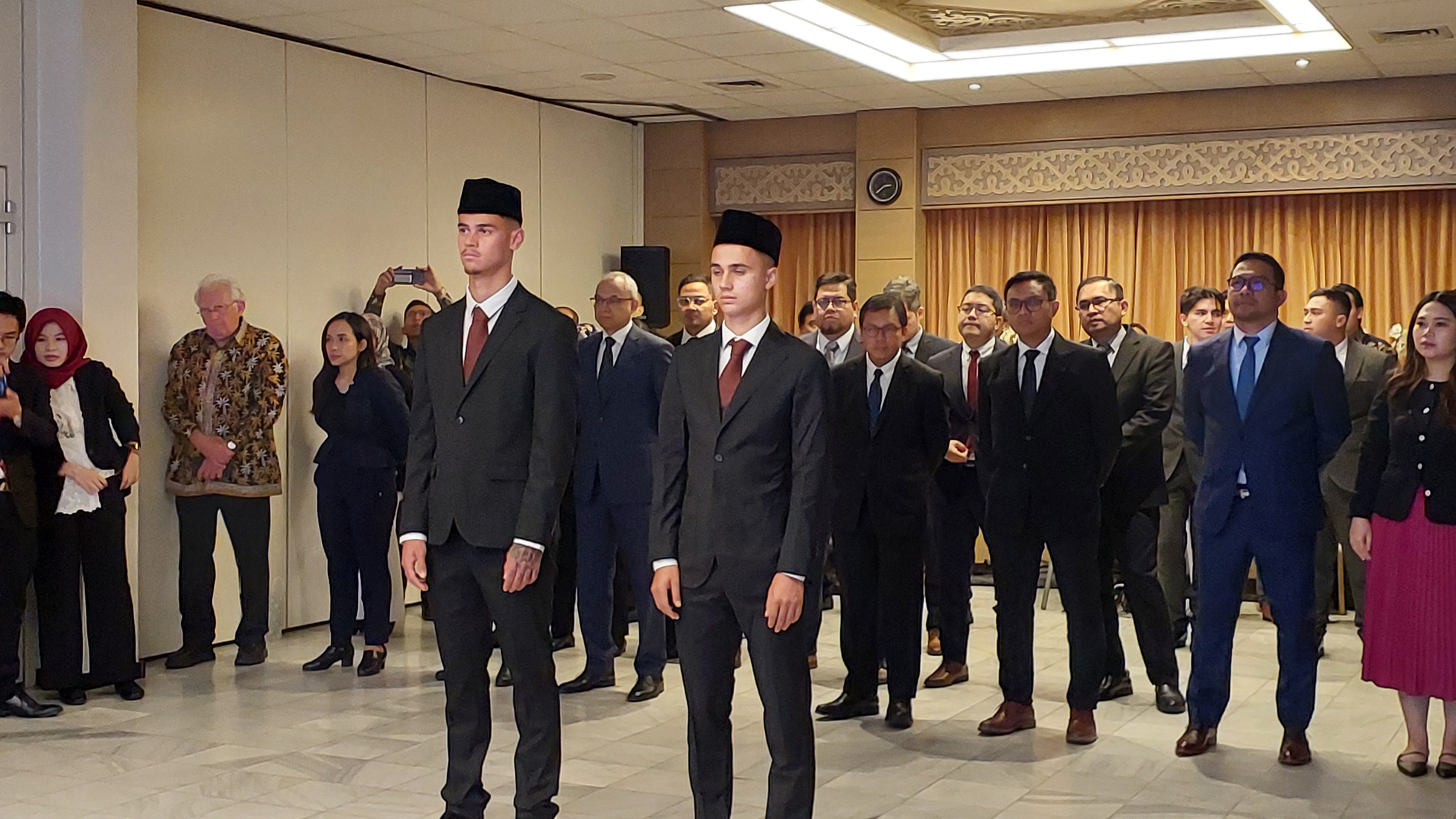 Mees Victor Joseph Hilgers dan Eliano Johannes Reijnders saat pengambilan sumpah dan janji setia sebagai Warga Negara Indonesia (WNI). (Ditjen AHU Kemenkumham) - Image