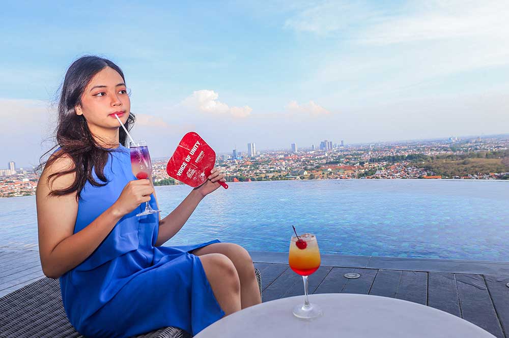Sabrina menikmati minuman dingin di rooftop salah satu hotel di kawasan Mayjen Sungkono Senin (30/9). (Riana Setiawan/Jawa Pos) - Image