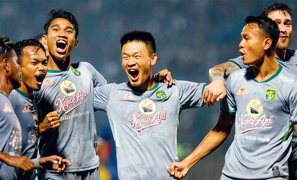 Sho Yamamoto (tengah) merayakan gol yang dicetaknya ke gawang Arema FC bersama pemain-pemain Persebaya lainnya pada 1 Oktober 2022. (Angger Bondan/Jawa Pos) - Image