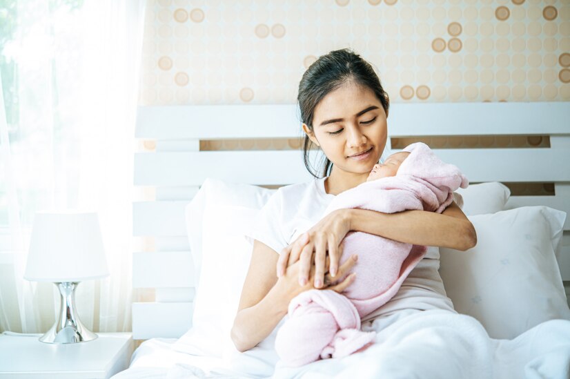 Ilustrasi seorang ibu dengan bayinya pasca melahirkan. - Image
