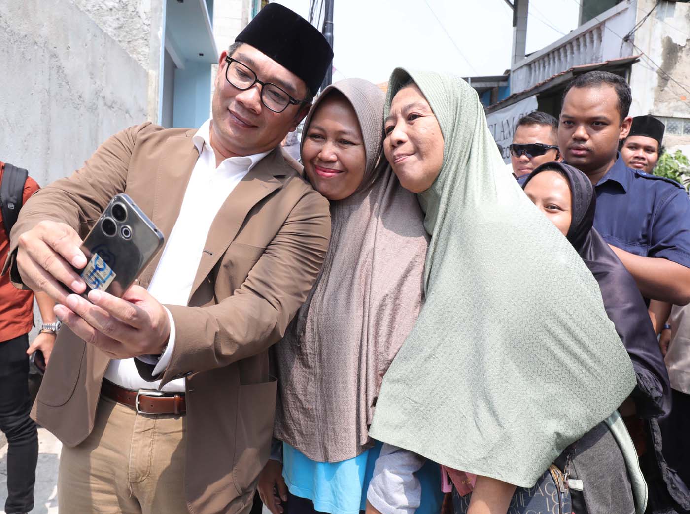 Calon Gubernur DKI Jakarta, Ridwan Kamil, berfoto bersama usai silaturahmi dengan Dewan Masjid Indonesia (DMI) di Papanggo, Jakarta Utara,Senin (30/9/2024). (Fedrik Tarigan/ Jawa Pos) - Image