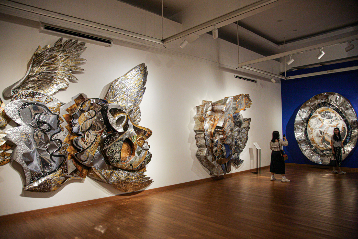 Pengunjung melihat beberapa koleksi karya seni di pameran Infinity Yin di Galeri Nasional, Jakarta.