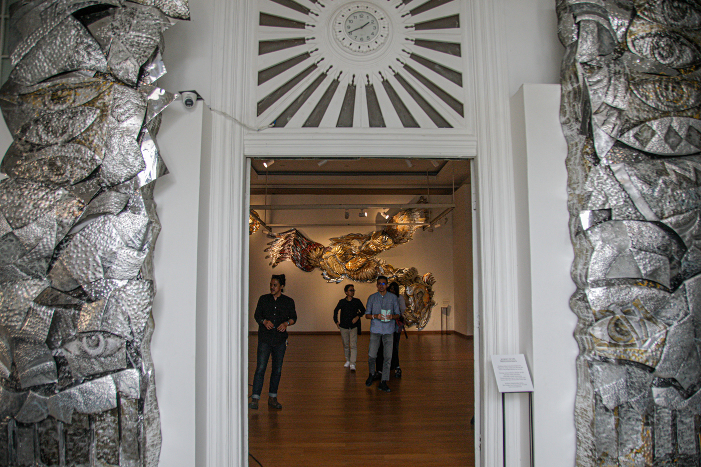 Pengunjung melihat beberapa koleksi karya seni di pameran Infinity Yin di Galeri Nasional, Jakarta.