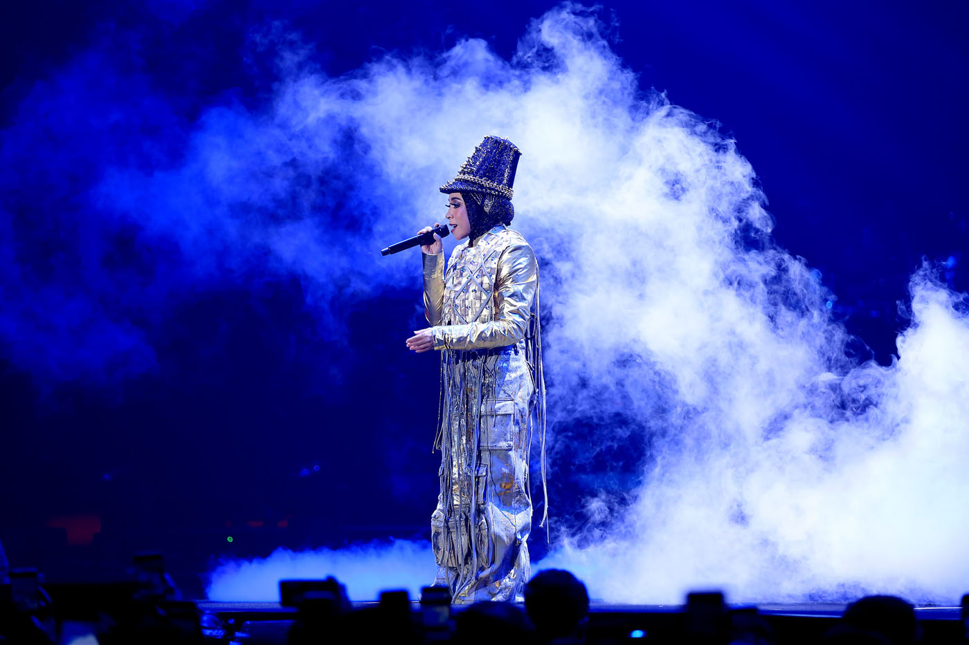Melly Goeslaw saat tampil dalam konser yang bertajuk The Greatest Melly Goeslaw Everlasting Harmony di BCIS, Jakarta, Minggu (29/09/2024). (Imam Husein/ Jawa Pos) - Image